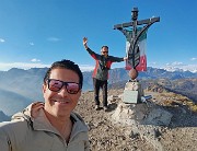 02 Alla croce di vetta del Pizzo Rabbioso  (1132 m) con vista  Prealpi e  Alpi Orobie